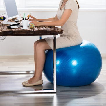 Warum Sitzbälle im Büro schädlich für die Gesundheit sind